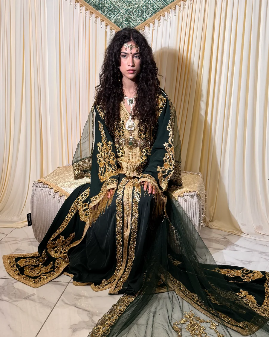 Caftan vert royal brodé d’or, porté avec voile de tulle et bijoux royaux